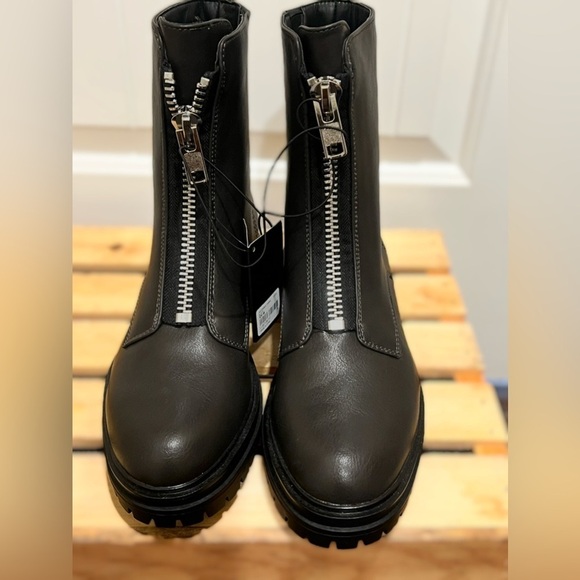 Forever 21 Women’s Zippered Lug-Sole Booties Black 8 - Picture 6 of 11
